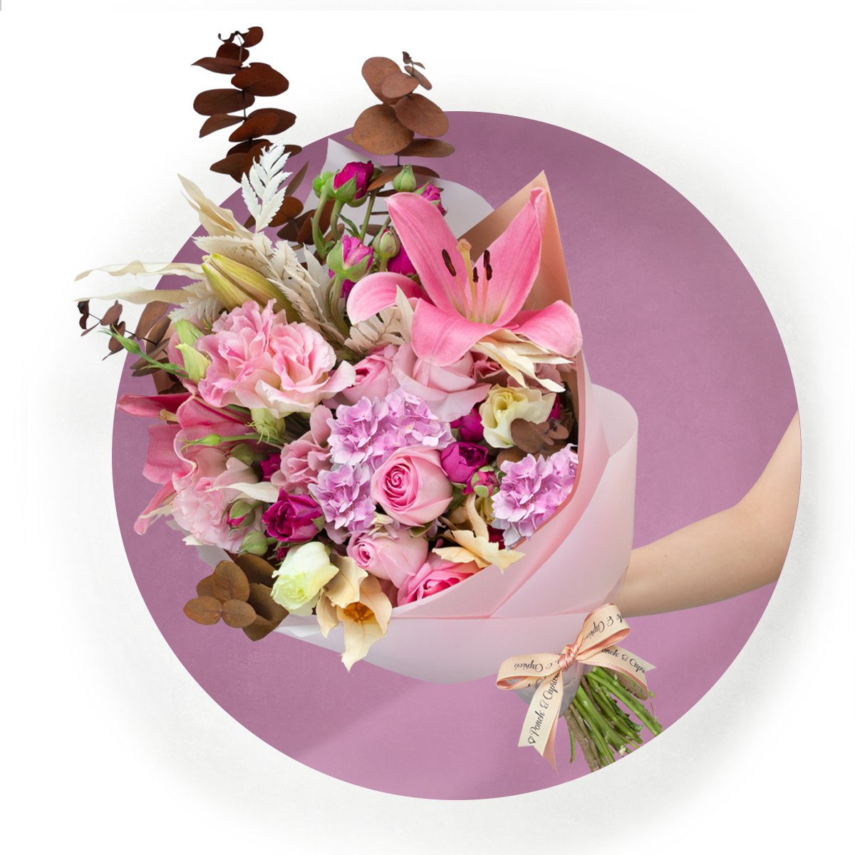 Ramillete de Rosa Caricia, Lisianthus Místico, Lillies Rosadas, Eucalipto Marrón y Leather Preservado - PRAM050 -