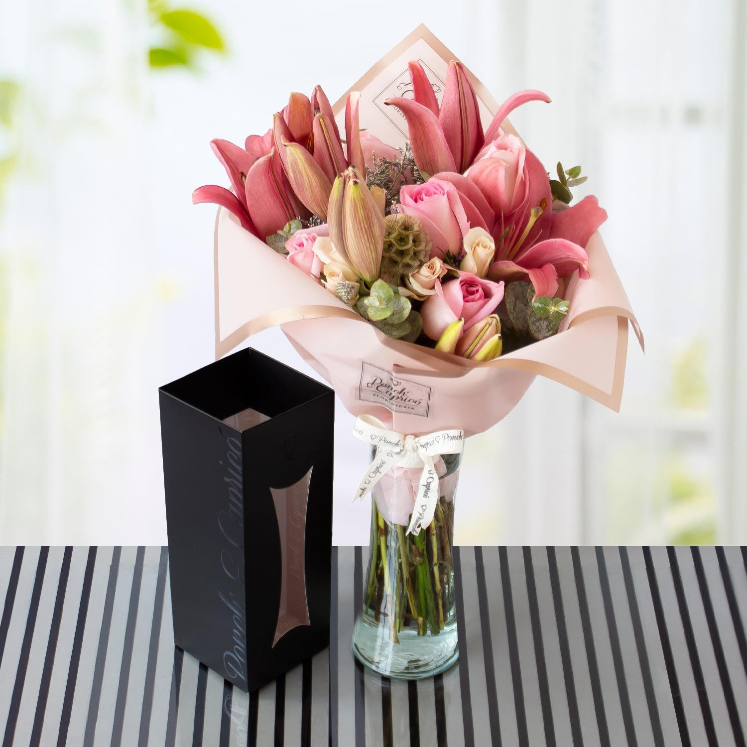 Ramillete de Rosas, Lillies, Mini Rosas y Escabiosa - PRAM025 | Globos y Regalos Teleglobos.com.mx.