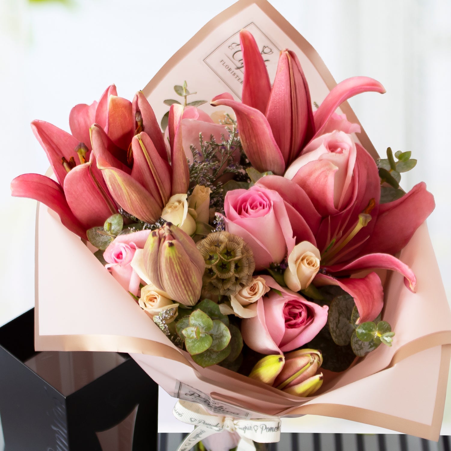 Ramillete de Rosas, Lillies, Mini Rosas y Escabiosa - PRAM025 | Globos y Regalos Teleglobos.com.mx.