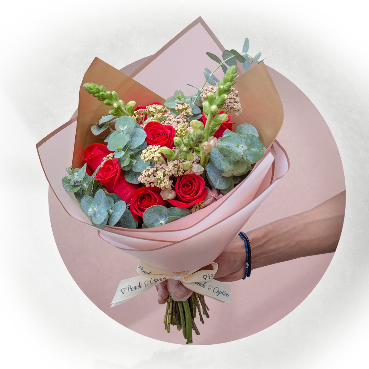 Ramillete de Rosas Rojas, Aquilea Melón y Dragón Rosa Perrito - PRAM029 | Globos y Regalos Teleglobos.com.mx.