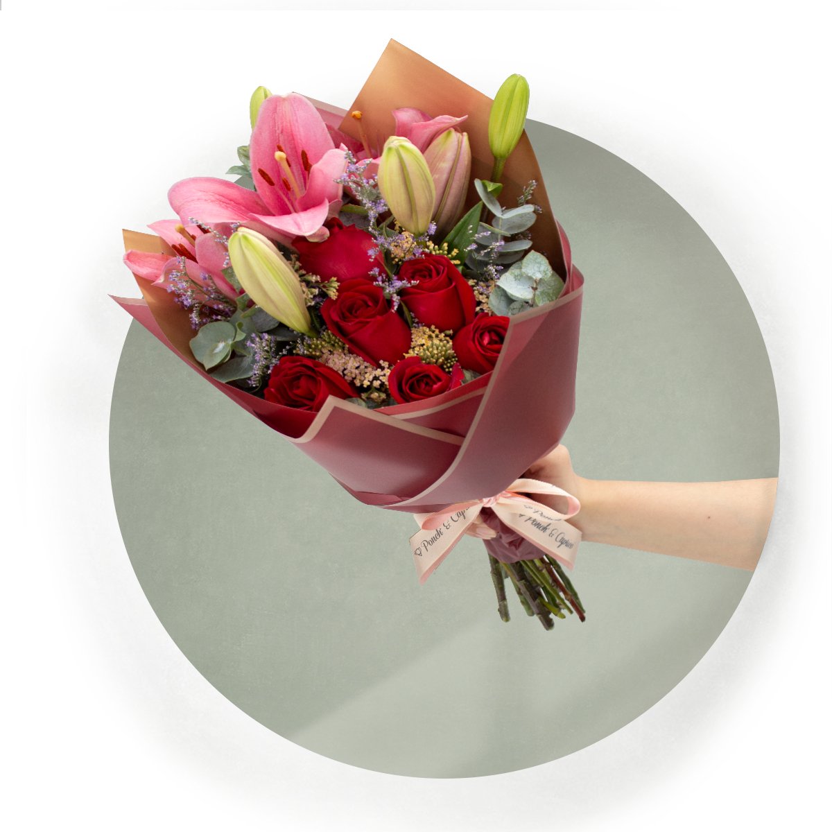 Ramillete de Rosas Rojas, Lillies y Aquilea - PRAM006 | Globos y Regalos Teleglobos.com.mx.