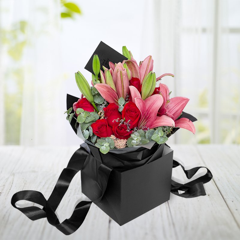 Ramillete de Rosas Rojas, Lillies y Aquilea - PRAM006 | Globos y Regalos Teleglobos.com.mx.