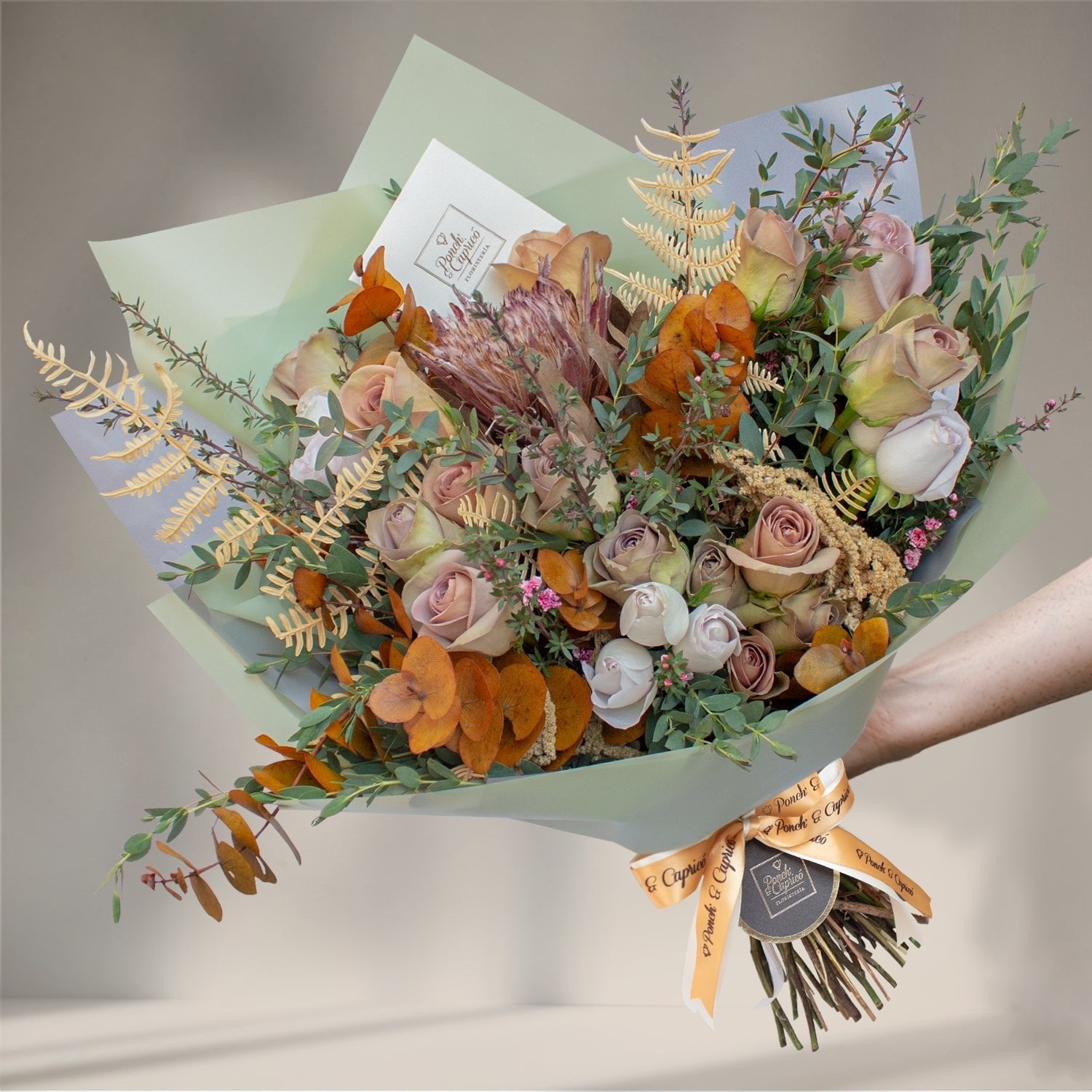 Rosas Amnesia, Mini Rosa Burisela, Eucalipto Marrón Preservado y Protea Seca -ALA011-