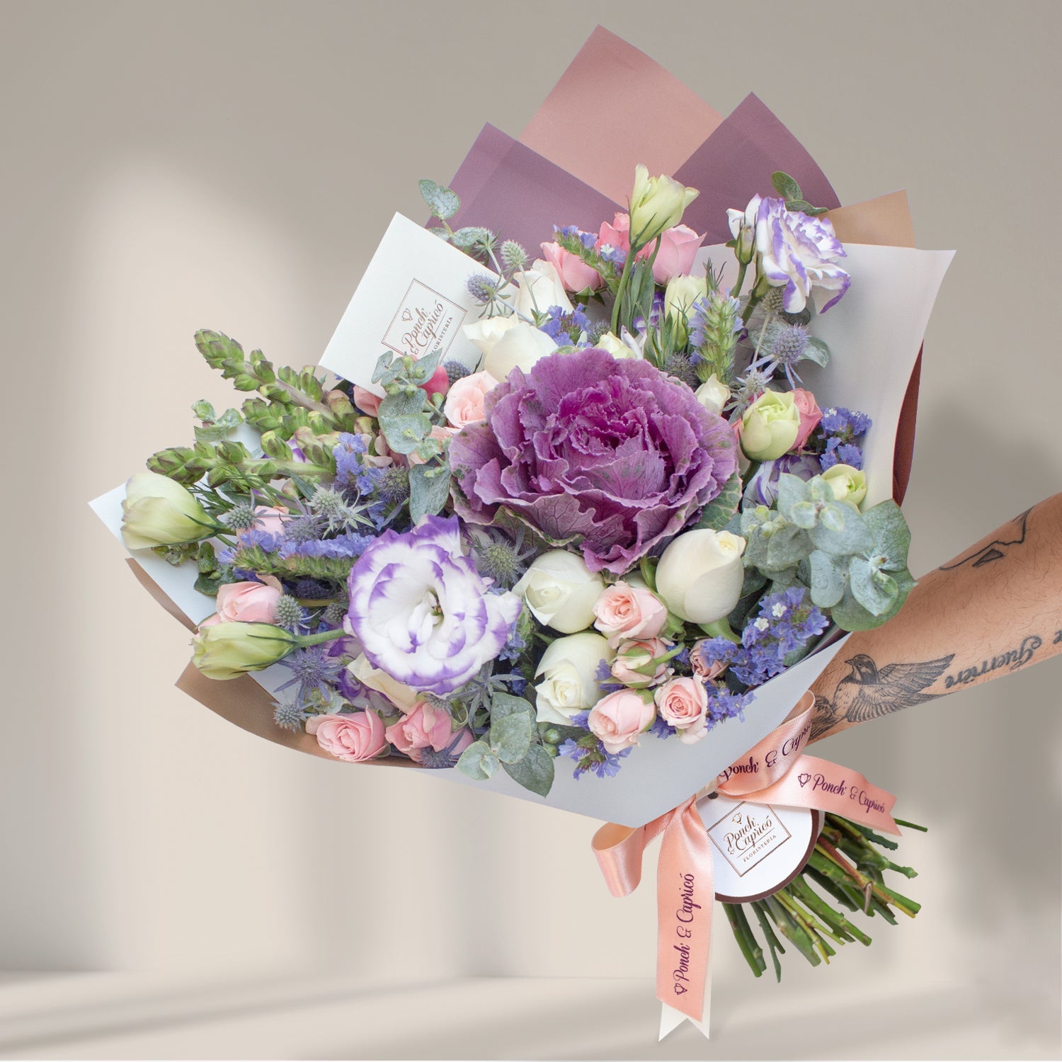 Rosas Blancas, Mini Rosas Hermosas, Mini Rosas Caricia y Lisianthus Pecoté Morado -ALA012-