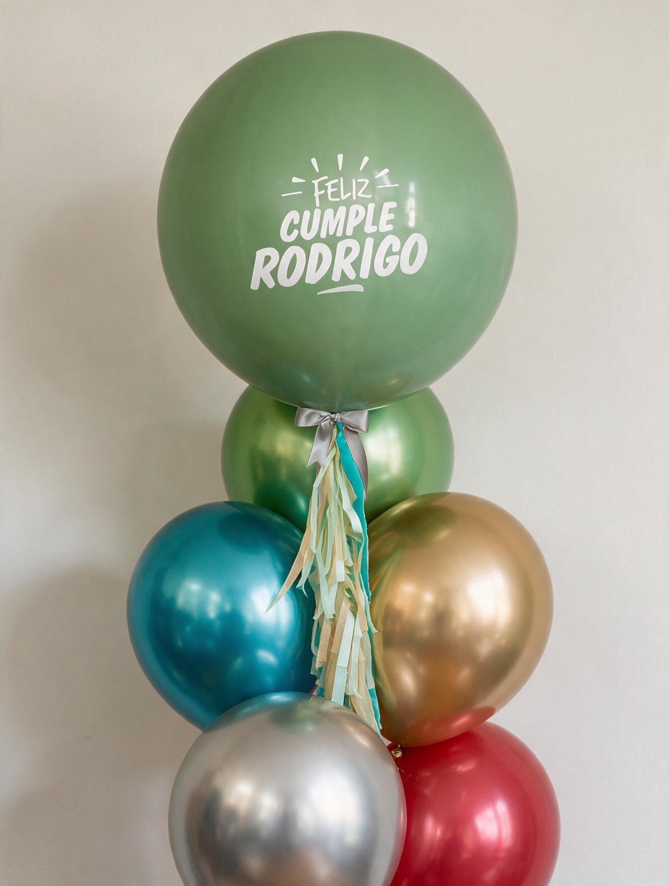 Globo gigante personalizado estampado en vinil «Feliz Cumple Rodrigo» sobre bouquet de globos cromados con helio — globos personalizados Teleglobos CDMX
