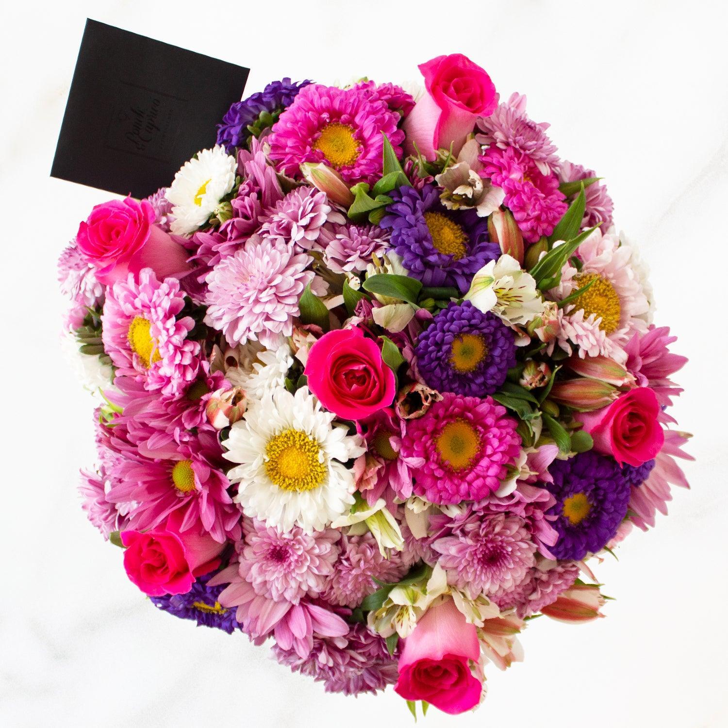 Arreglo floral de Rosas Fuchsia, Matsumoto y Margaritas -GI003-