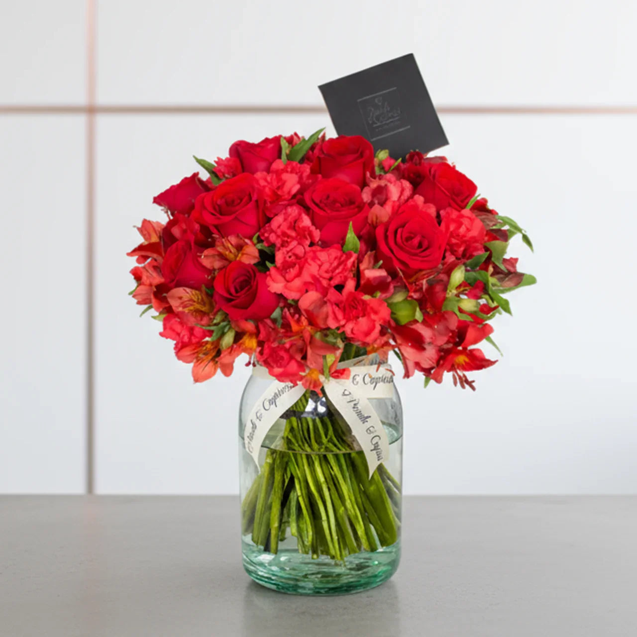 Arreglo floral de 12 Rosas, Clavellina y Alstromelias -GI009-