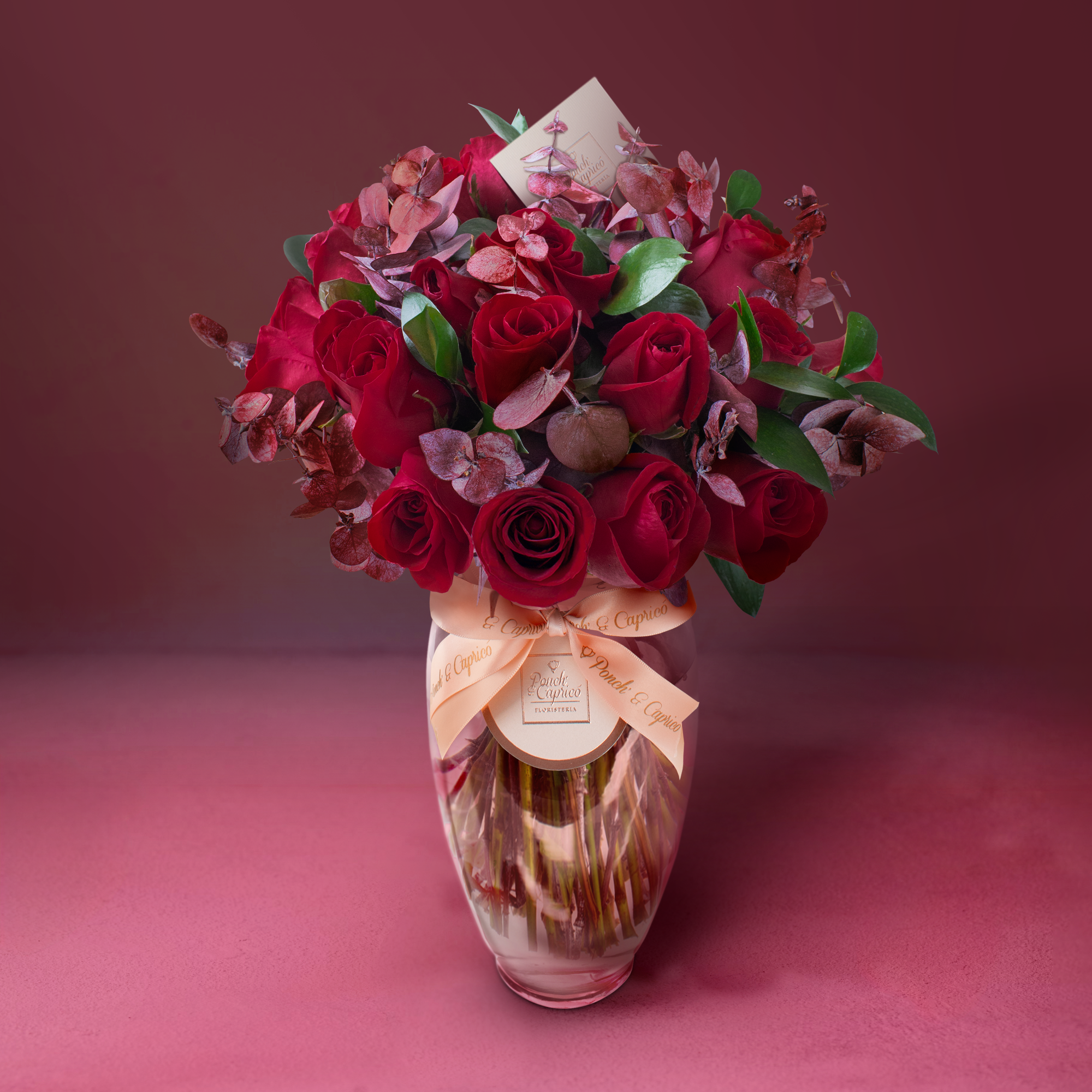 Arreglo Floral de 24 Rosas Rojas, Ruscus y Dólar Rosado (Preservado)