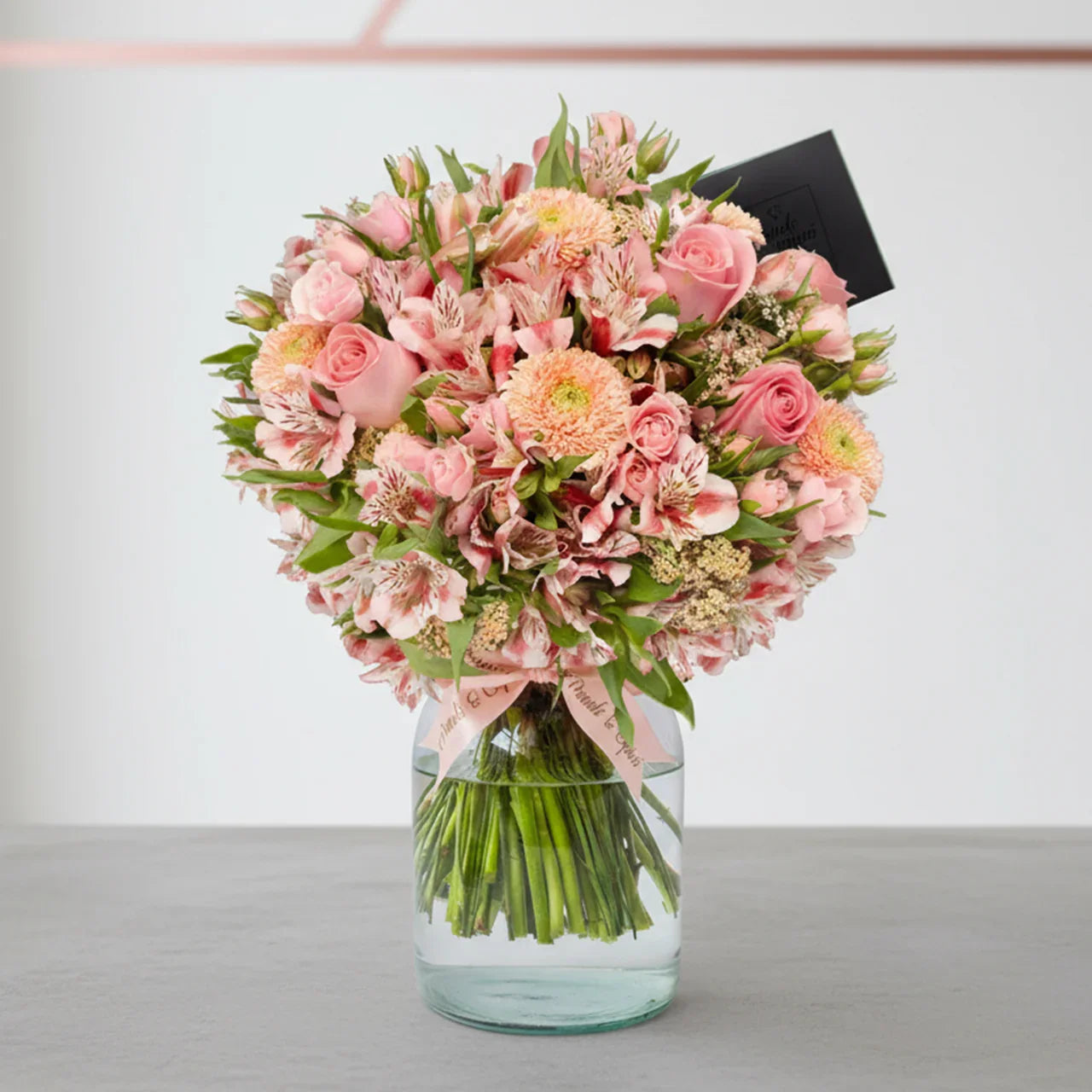 Arreglo Floral de Rosas Rosadas y Gerberas Multipetalo - GI034 | Globos y Regalos Teleglobos.com.mx.