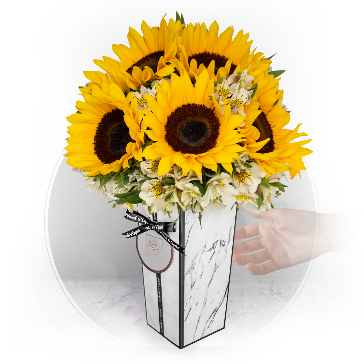 Arreglo de Girasoles y Alstromelia Blanca con Globo Gigante de Graduación -SET160- - arreglo floral