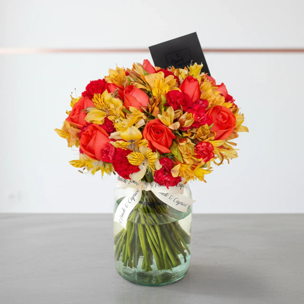 Arreglo floral de 12 Rosas Coral, Clavellinas y Alstromelias Amarillas -GI012-