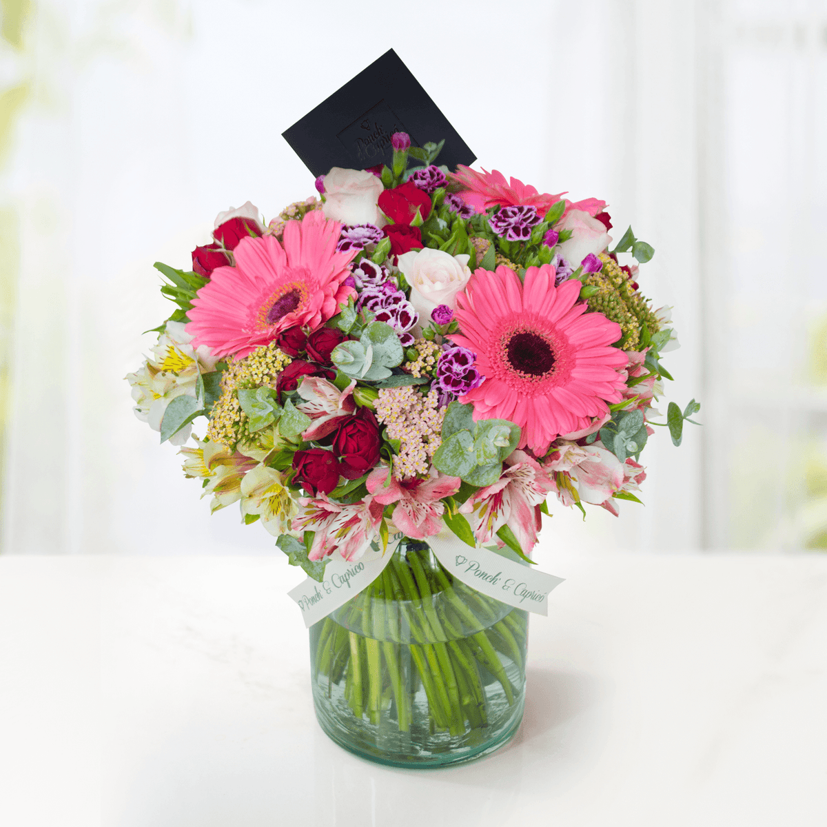 Arreglo floral de Gerberas Mixtas, Mini Rosas Rojas, Rosas Señorita Beige y Astromelia -GI018-