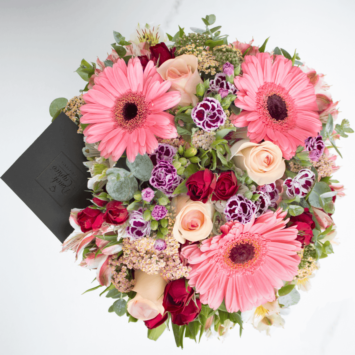 Arreglo floral de Gerberas Mixtas, Mini Rosas Rojas, Rosas Señorita Beige y Astromelia -GI018-