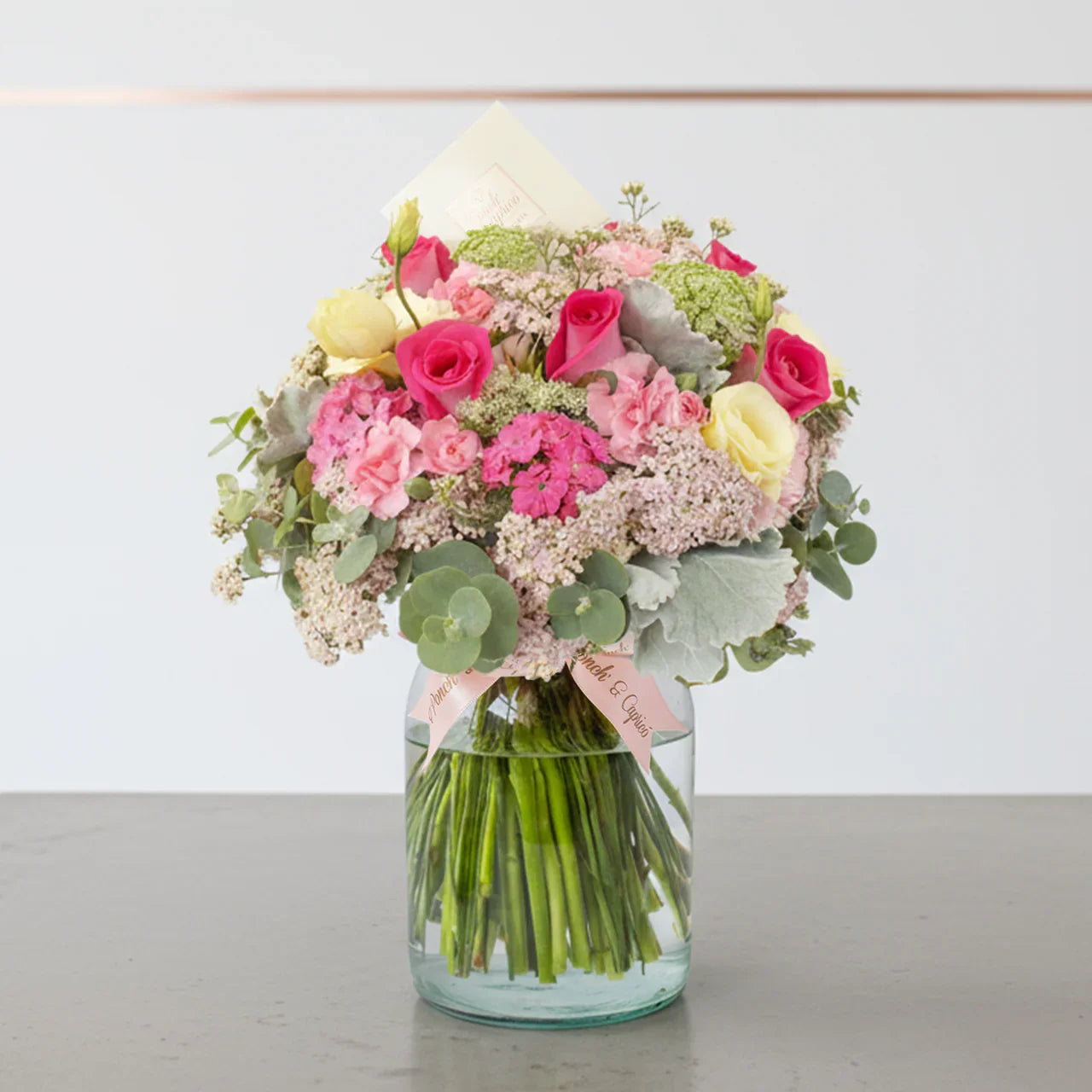 Arreglo floral de Rosa Fucsia, Lisianthus Crema, Alstromelia Blanca, Clavellina Rosada y Aquilea -GI026-
