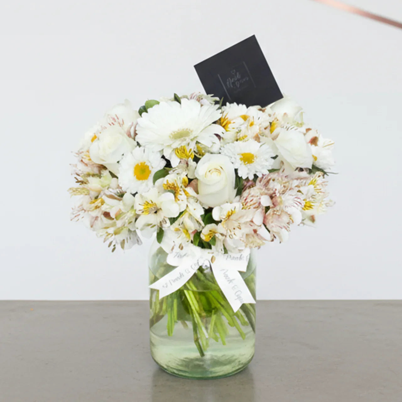 Arreglo floral de Rosas Blancas, Gerberas y Alstromelia -GI008-