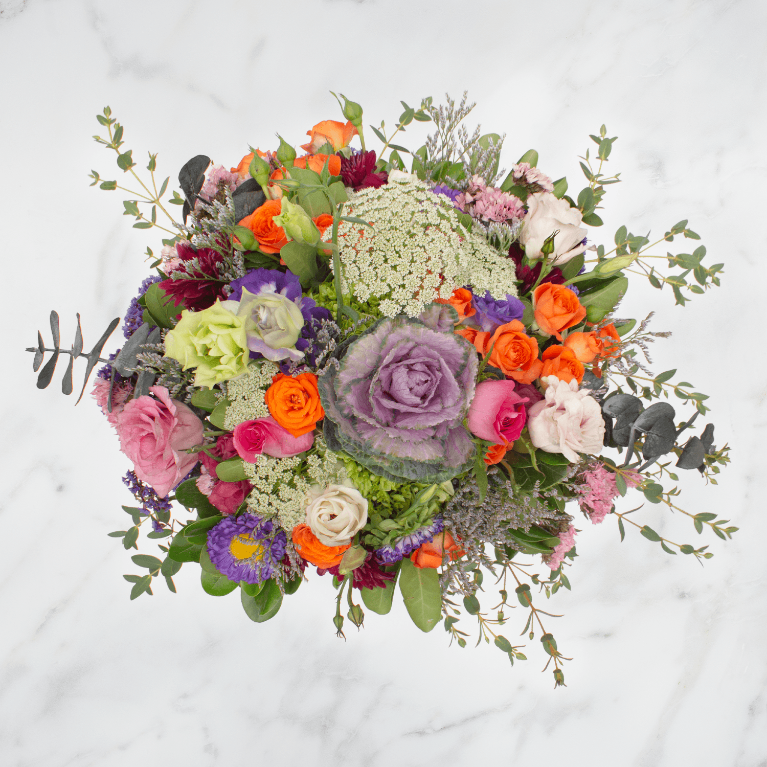 Arreglo floral de Rosas Blancas, Rosas Fucsia, Lisianthus Pecoté Morado, Mini Rosa Naranja y Dólar Verde Preservado -GI0