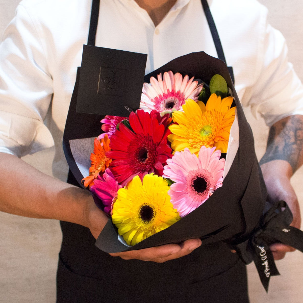 Ramo de 8 Gerberas de Colores + Bunch de Globos para Graduación - arreglo floral