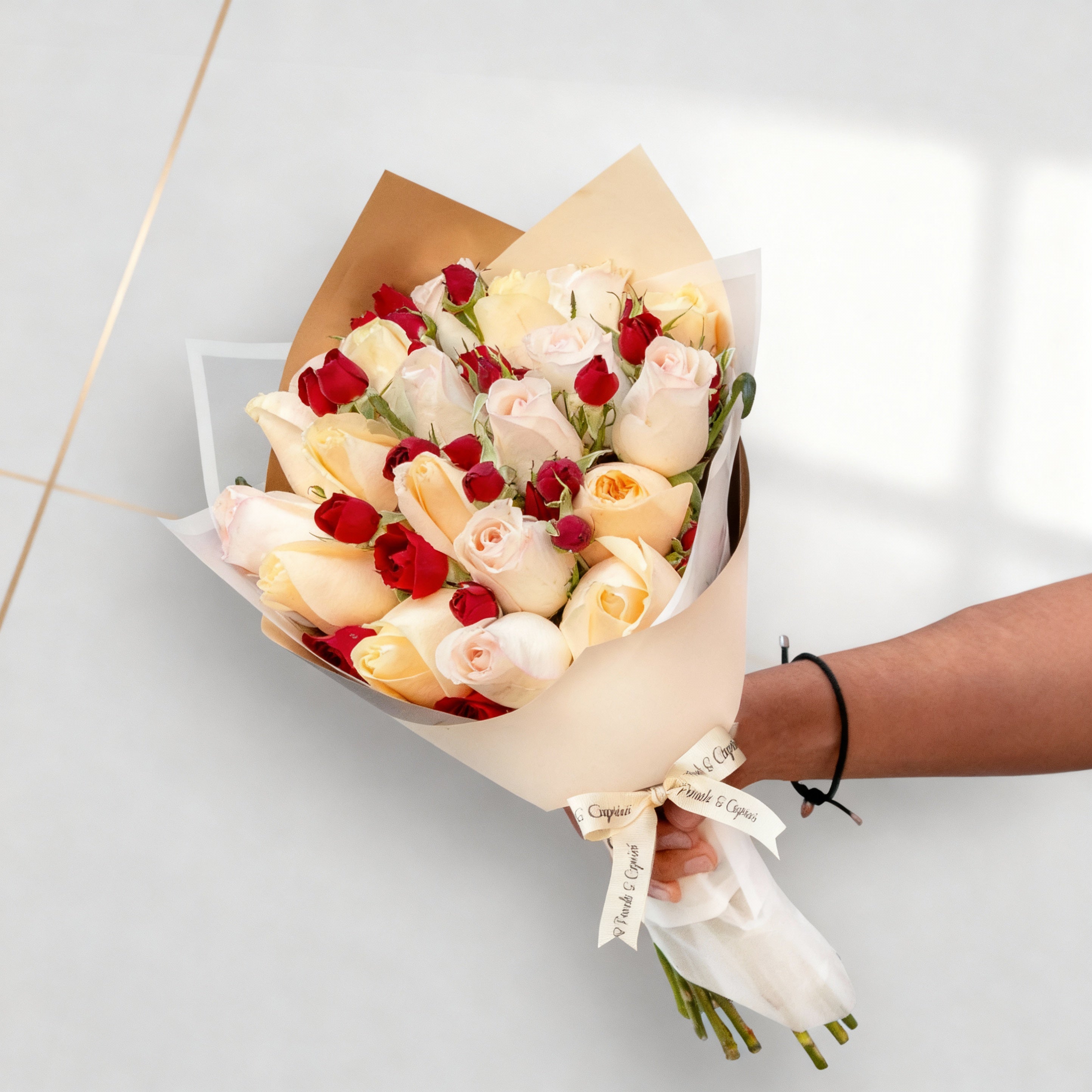 Flores a domicilo CDMx Ramo de Rosas Peach Avalanche, Señorita y Mini Rosas Rojas - RR020 Ponch & Caprico