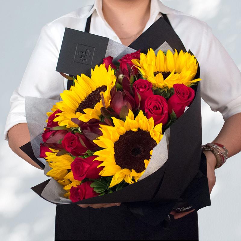 Ramo de Rosas con Girasoles y Safari + Globo Gigante de Graduación -SET157- - arreglo floral