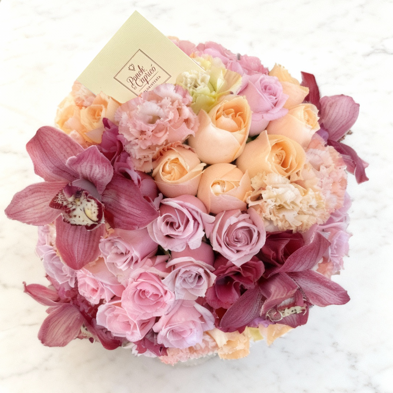 Arreglo floral con Orquídeas, Lisianthus y Rosas Premium Rosas, Náutica y Avalanche (Domo)