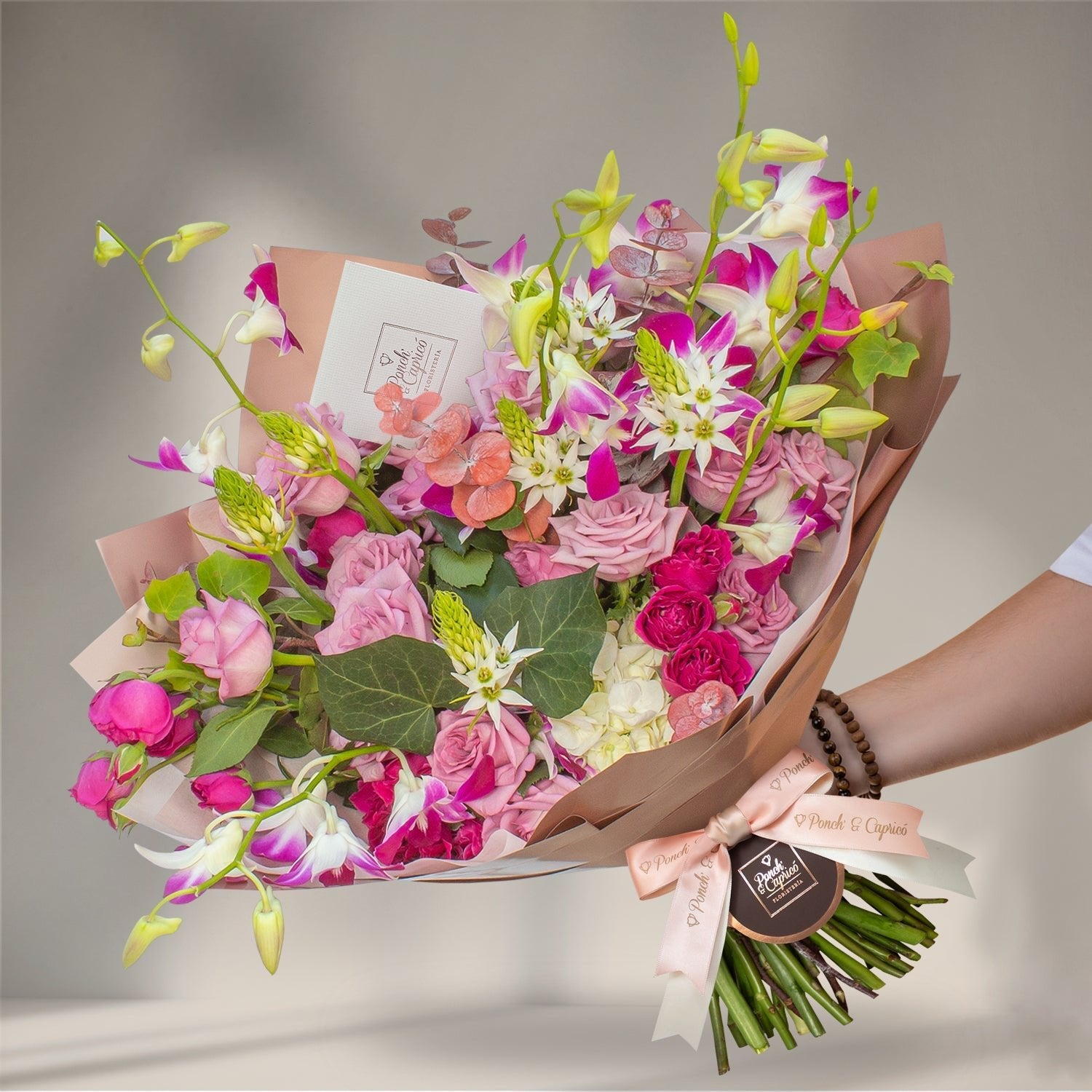 18 Rosas Lilas, Dendrobium Morada, Mini Rosas Fucsia, Eucalipto Rosa Gris Preservado y Estrellas de Belén -ALA023-