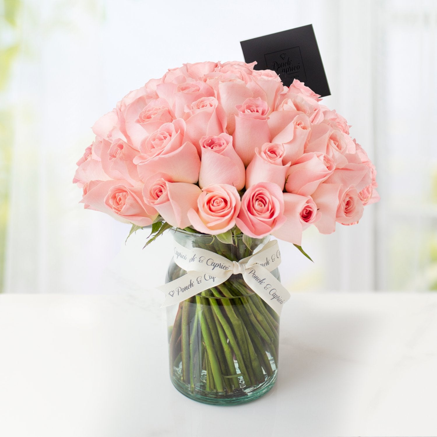 50 rosas (color de rosas a elegir) en florero de vidrio | Globos y Regalos Teleglobos.com.mx.