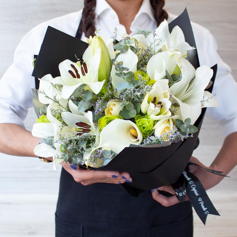 Lillies Blanco, Alcatraces, Lisianthus, Rosas, Limonio y Eucalipto | Globos y Regalos Teleglobos.com.mx.