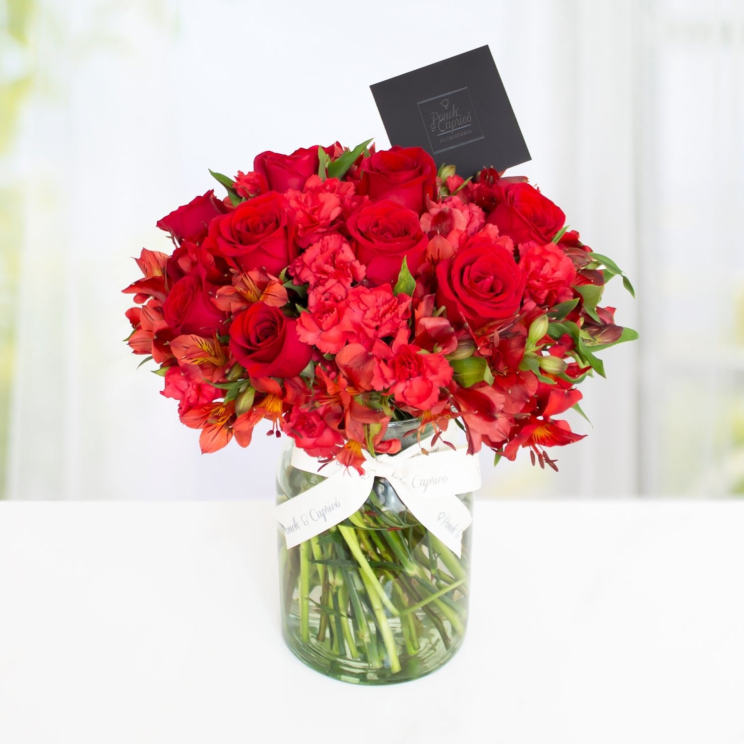 Arreglo floral de 12 Rosas, Clavellina y Alstromelias + Bunch de Globos Personalizado -SET051-