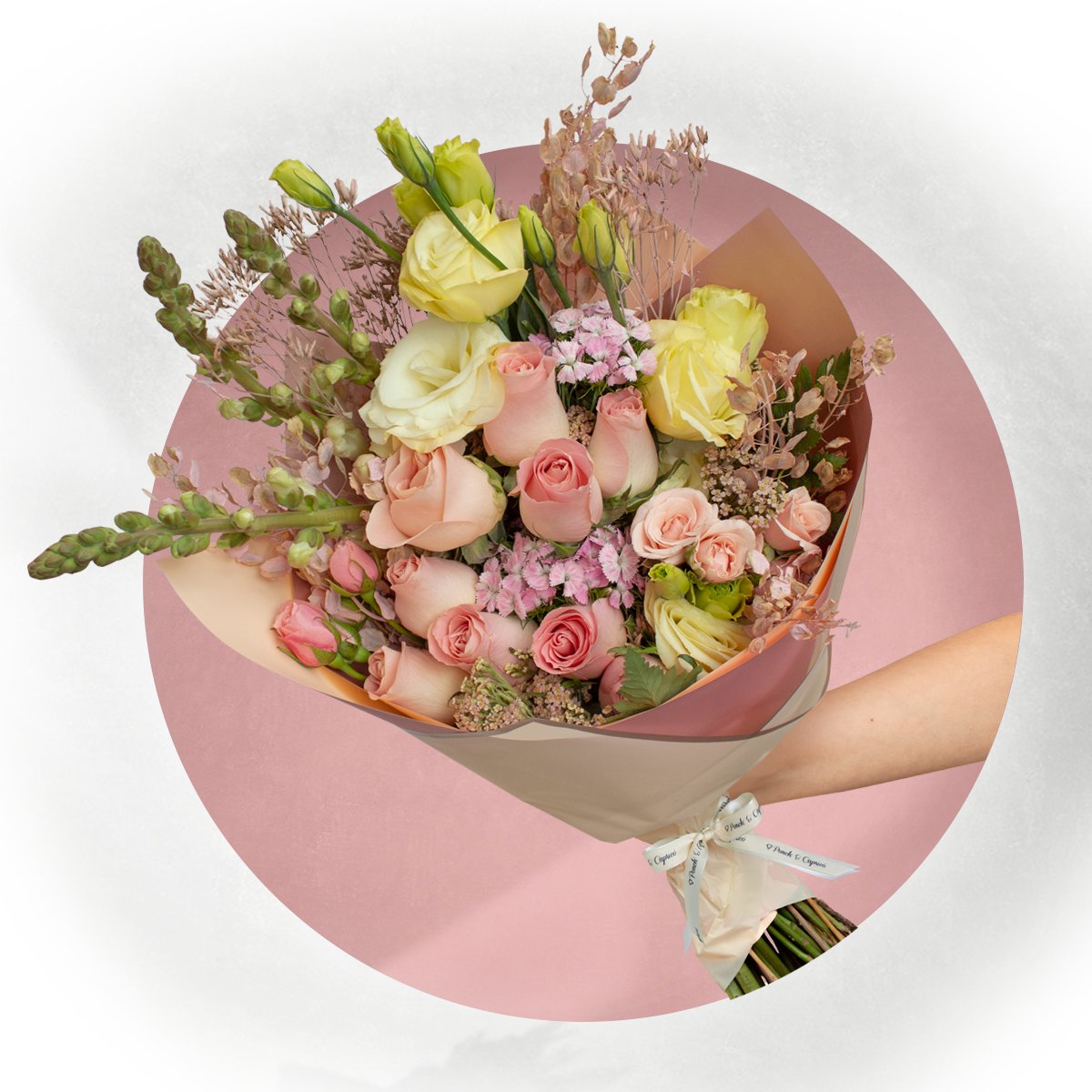 Ramillete de Rosas Hermosas, Mini Rosa Caricia, Aquilea y Lisianthus Crema - PRAM042 -