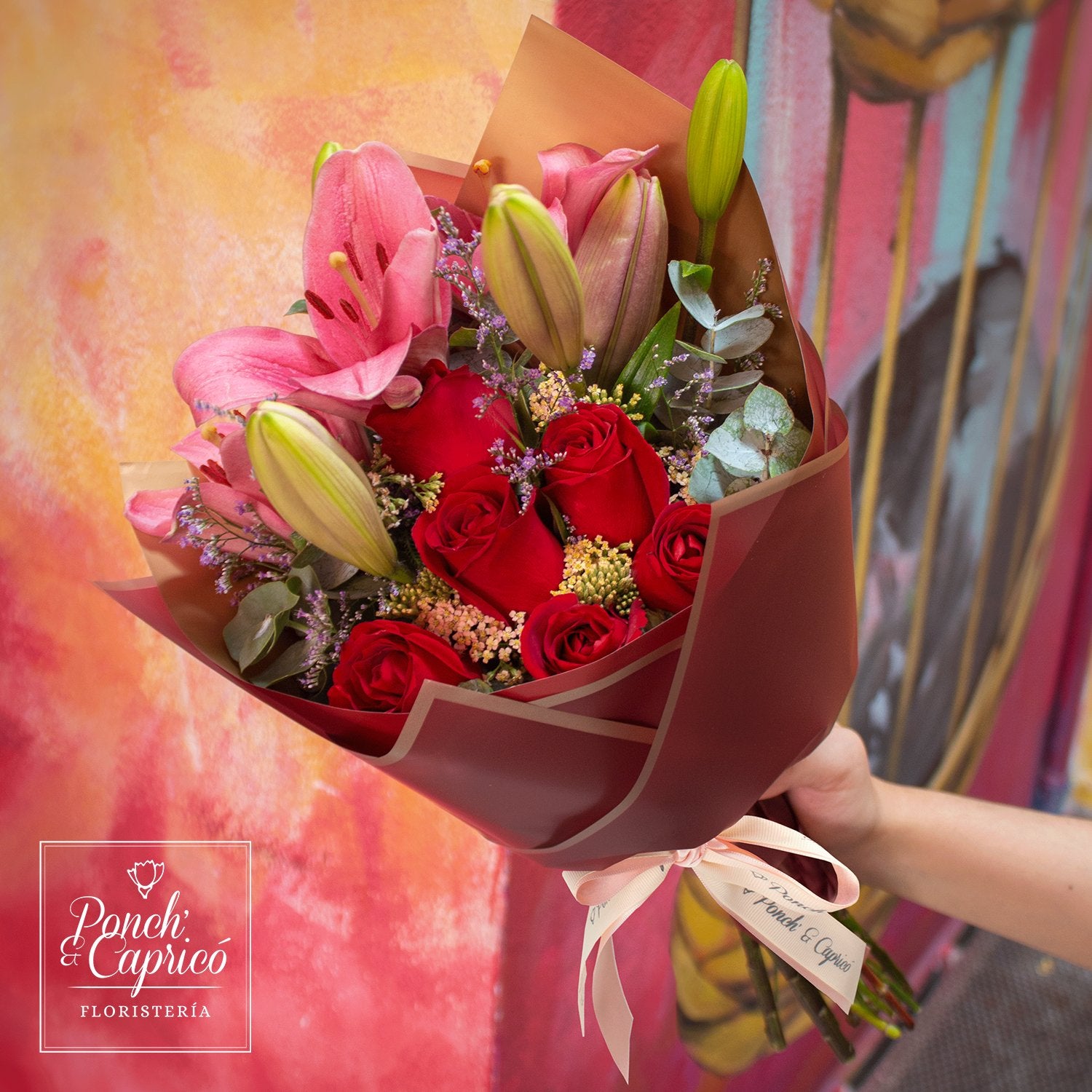 Ramillete de Rosas Rojas, Lillies y Aquilea + Bouquet de Globos -SET029- | Globos y Regalos Teleglobos.com.mx.